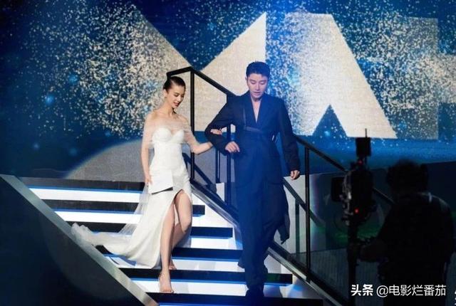 时尚先生红毯暗战，万茜又美又欲，吴宣仪清凉性感，金晨艳压全场