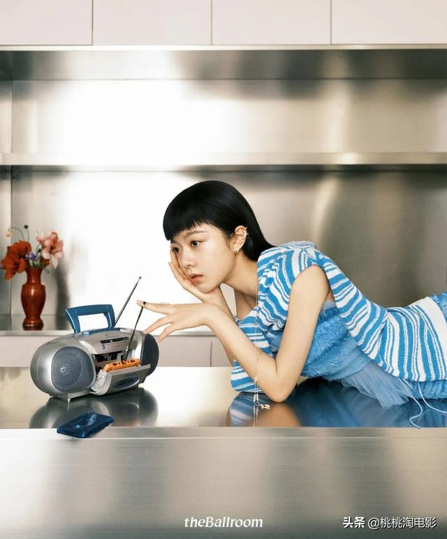 00后小花赵今麦《GQ》黑白风格写真大片，变身摇滚酷女孩