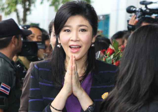 2014年,泰国王妃脱光衣服趴在地上给狗喂食,遭到曝光后被迫出家