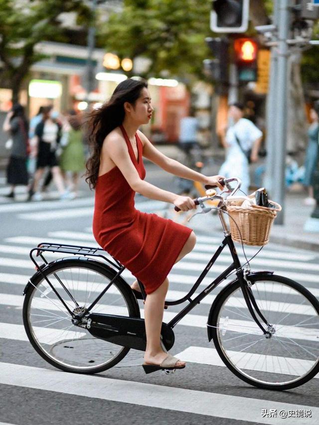 上海一女子自信穿着出门，腰间缠绕两条绳子，懒得理路人异样眼光