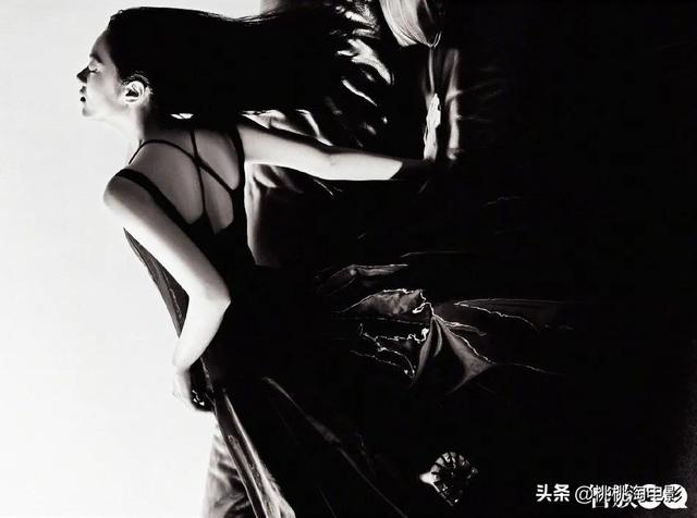 00后小花赵今麦《GQ》黑白风格写真大片，变身摇滚酷女孩