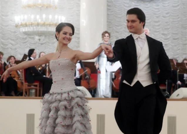 俄罗斯名媛的夜生活!网友:贫穷限制了我的想象