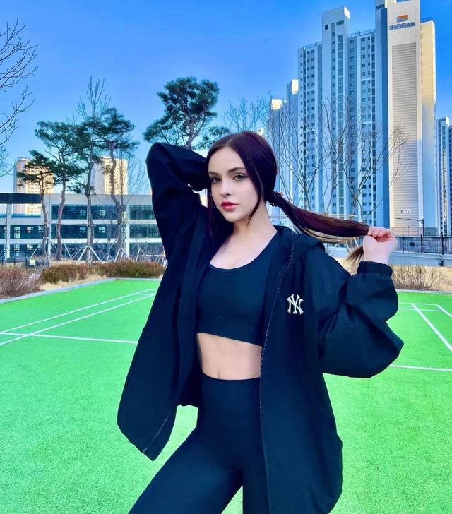 美的好似娃娃的俄罗斯美女Sasha Song