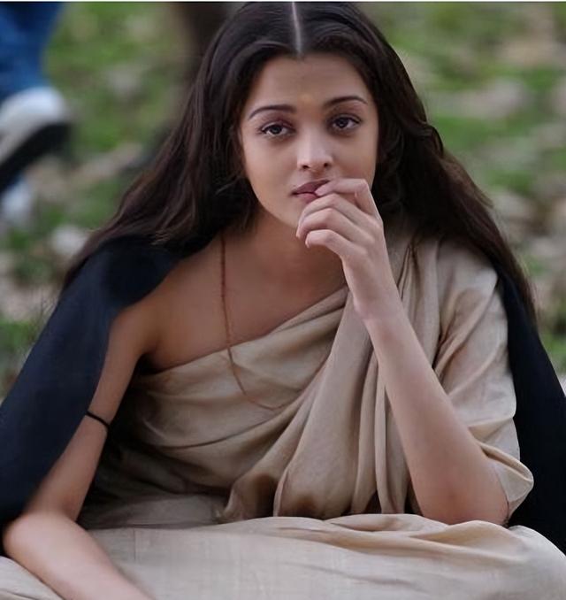 印度第一美人，美貌迷倒众生却遭国人唾骂，被迫和一棵香蕉树结婚