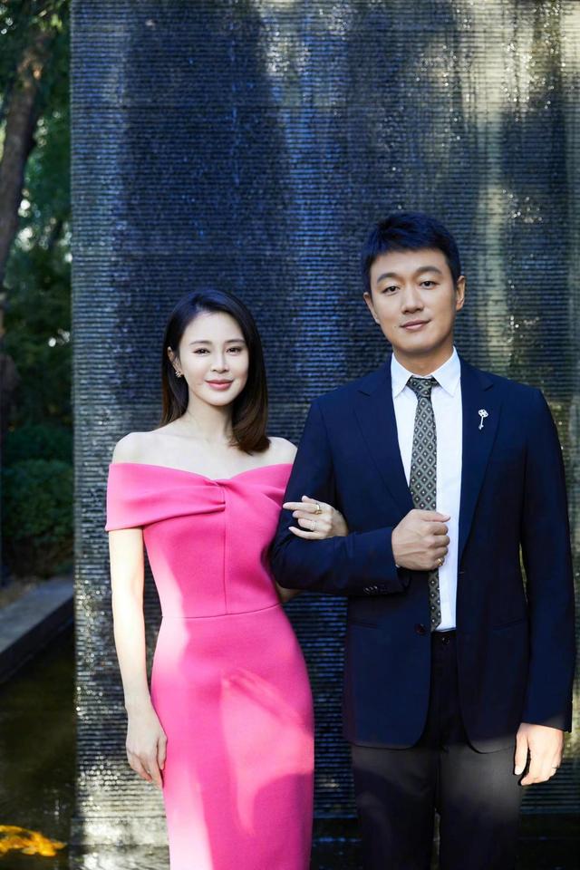 “关悦”真是越来越大胆，穿绿色蕾丝连衣裙，黄金比例身材太吸睛