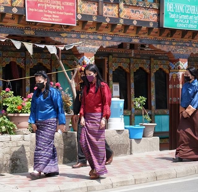 2020年,不丹最美公主嫁入嫂子佩玛家族,穿传统红嫁衣戴牡丹王冠