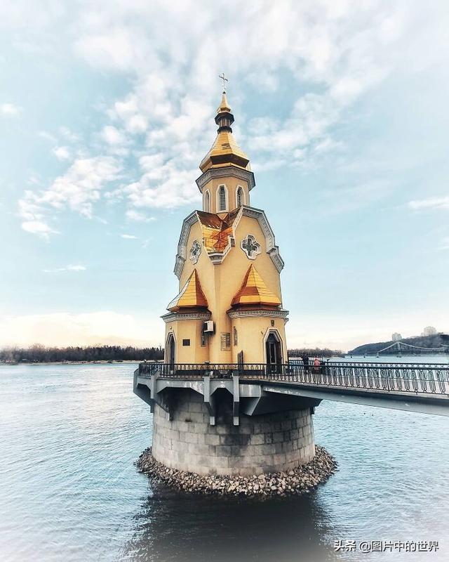 30张照片看世界：集中营18岁的俄罗斯姑娘，日本发现的美人鱼