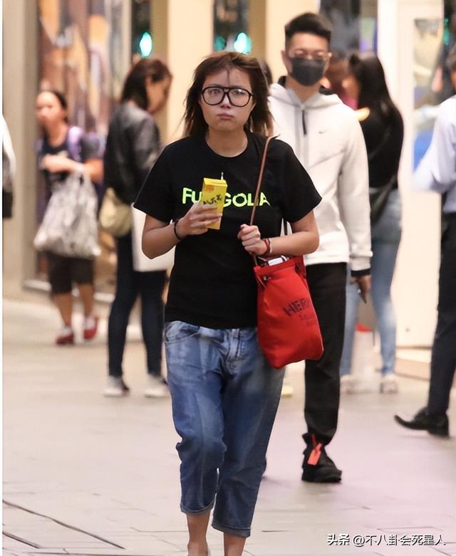 憔悴、浮肿、秃头,10位女星素颜街拍照,让我看见了人间真实