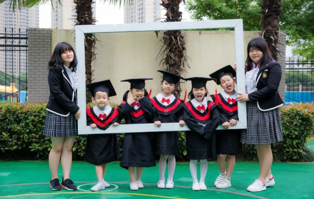 幼儿园毕业照惊艳到网友，家长却无奈表示，这份仪式感价值398元