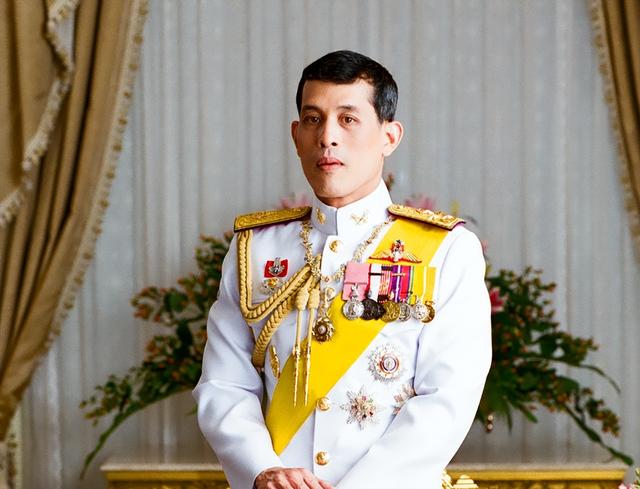 2014年,泰国王妃脱光衣服趴在地上给狗喂食,遭到曝光后被迫出家