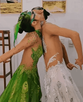 杨丽萍孔雀舞惹争议!男女胸部紧贴一起来回乱蹭,网友直呼辣眼睛