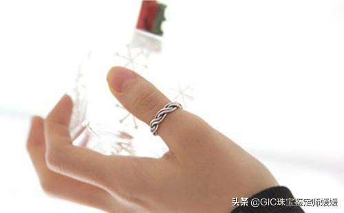 戒指戴在不同的手指都有独特意义，告诉其中的意思，千万别戴错！