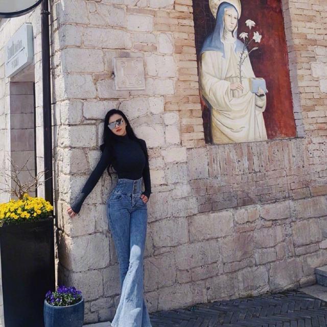 明明已为人母，却个个身材火辣、性感美艳，有人一口气连生四胎