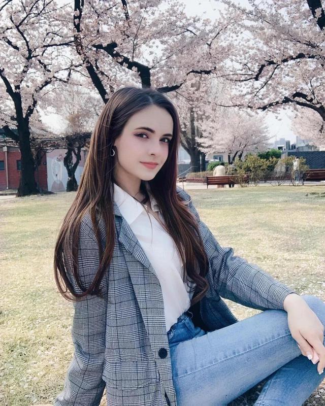 美的好似娃娃的俄罗斯美女Sasha Song