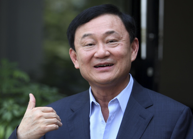 2014年,泰国王妃脱光衣服趴在地上给狗喂食,遭到曝光后被迫出家