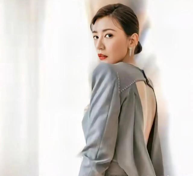 明明已为人母，却个个身材火辣、性感美艳，有人一口气连生四胎