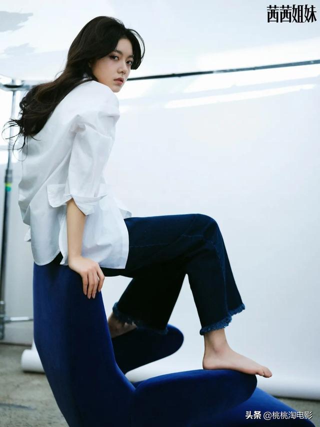 00后小花赵今麦《GQ》黑白风格写真大片，变身摇滚酷女孩