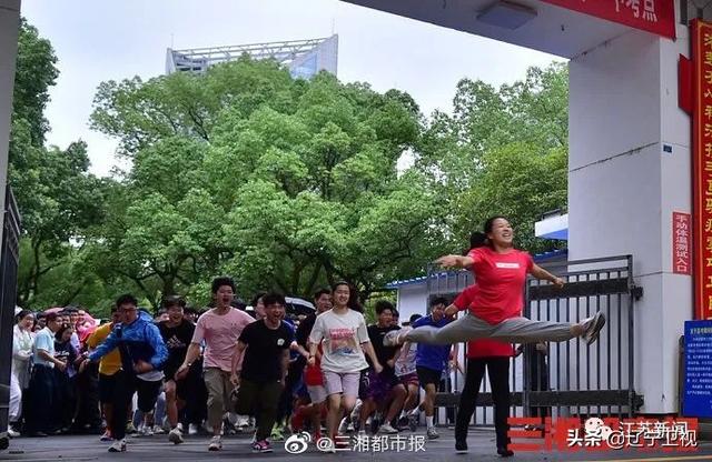 考完了，“一字马”女孩火了！网友：开心到劈叉