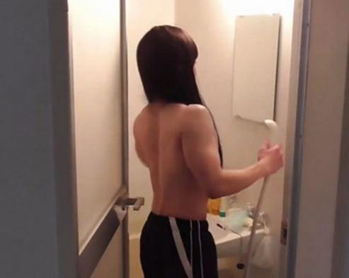 岛国美女直播洗澡,衣服脱下后观众们表示碉堡了,要逆天的节奏