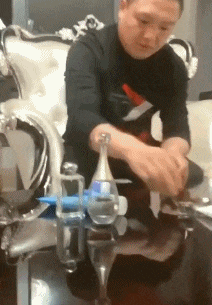 姑娘在大街玩喷水，忽然发现被人看见了，有点不好意思哈哈哈