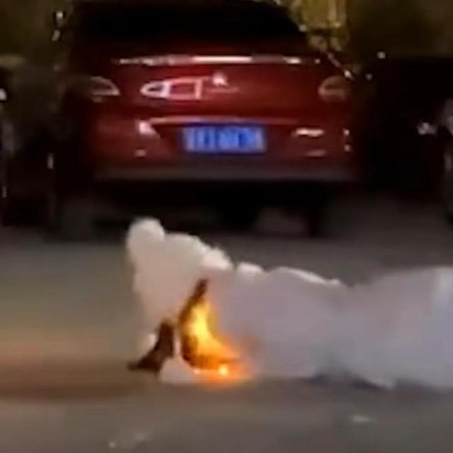 危险!一女生玩仙女棒滑倒火花压到脖颈处