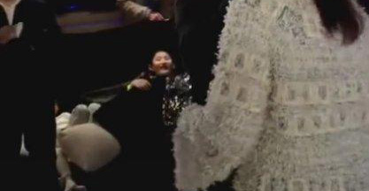 韩磊与小16岁娇妻当众热吻撒狗粮，甜蜜的连儿子都“看不下去”