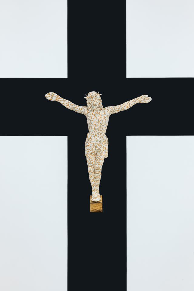 砸蛋、砸车、吃香蕉，她在北京再现YBA精神