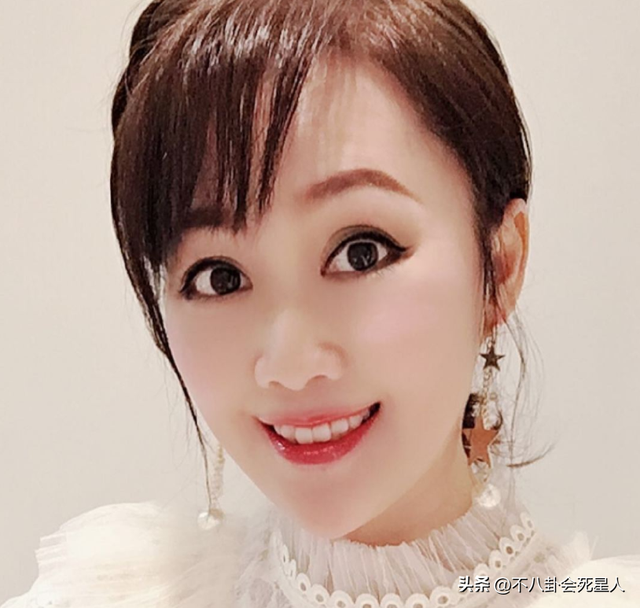 憔悴、浮肿、秃头,10位女星素颜街拍照,让我看见了人间真实