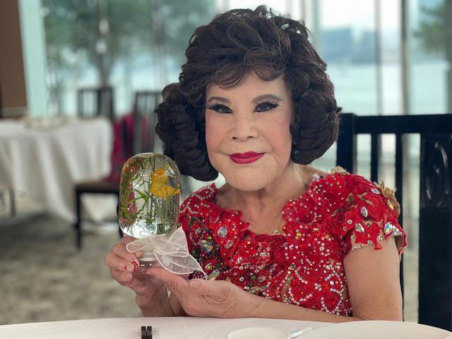 90岁香港三级女星黄夏蕙出来工作！为三餐不惜乞讨，家中财富过亿