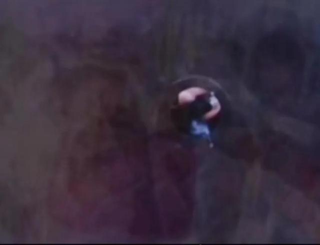 女子被男子偷窥洗澡,筷子猛扎传来惨叫扎瞎眼睛,男子竟要赔一万