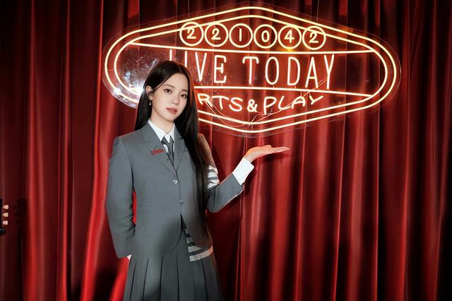 校园女主角！欧阳娜娜穿制服弹吉他 气质温柔清纯