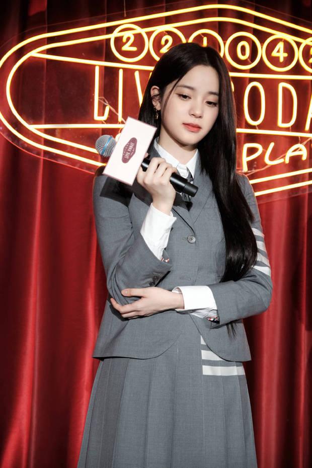 校园女主角！欧阳娜娜穿制服弹吉他 气质温柔清纯