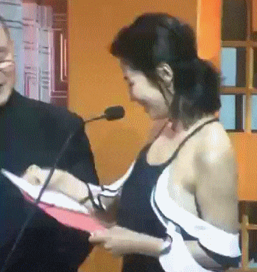 肩带滑落、裙下走光，不小心摔倒，红毯女星们的社死瞬间，太尴尬