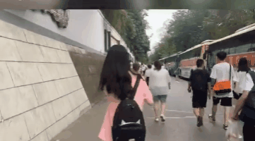 考完了，“一字马”女孩火了！网友：开心到劈叉