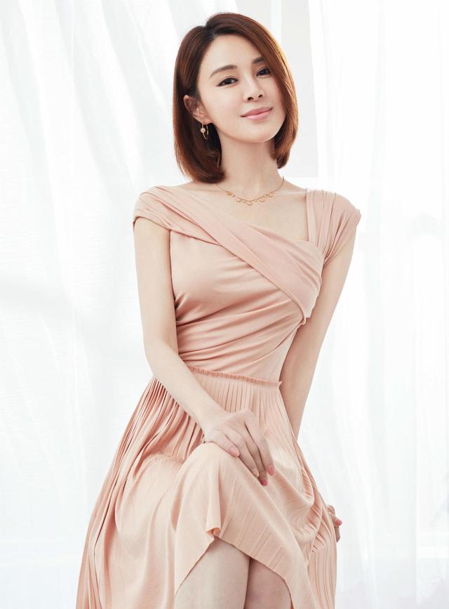 “关悦”真是越来越大胆，穿绿色蕾丝连衣裙，黄金比例身材太吸睛