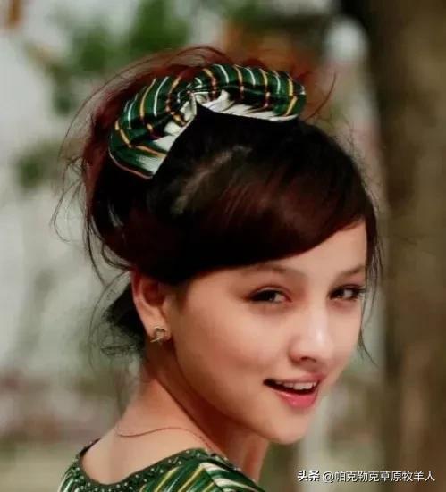 汉族青年娶同行维族美女，婚礼简单喜庆，小伙被倒追，姑娘真大胆