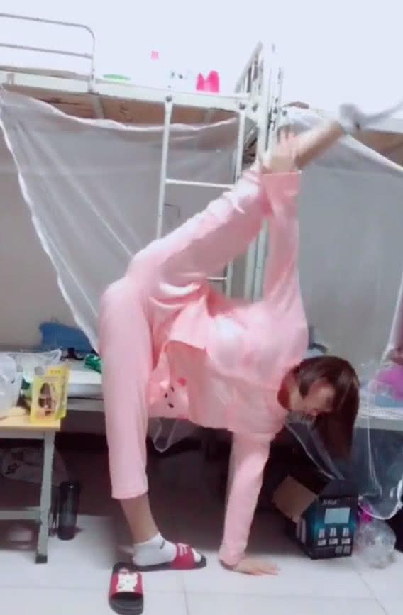 睡衣“劈叉女”火了，轻松举过头顶，之后的表演网友睁大双眼