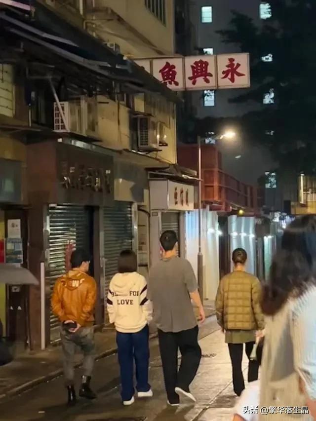 何超莲窦骁现身平价小吃店,打扮低调接地气,和佘诗曼一起聚餐