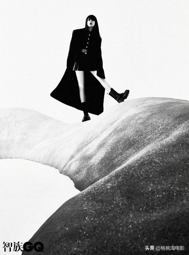 00后小花赵今麦《GQ》黑白风格写真大片，变身摇滚酷女孩
