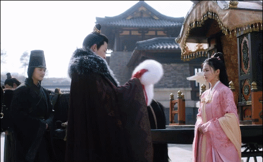 颜值不够就别穿貂了,10位古装美人告诉你啥叫大氅在身,雍容华贵