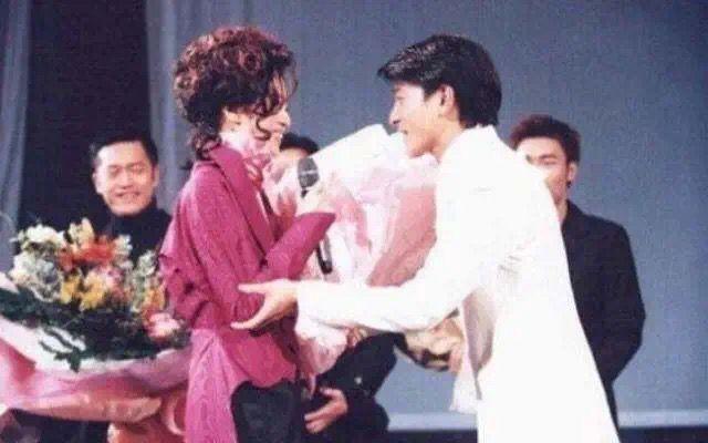 娱乐圈哪有真感情！这6对塑料姐妹花，为上位互踩，抢闺蜜老公