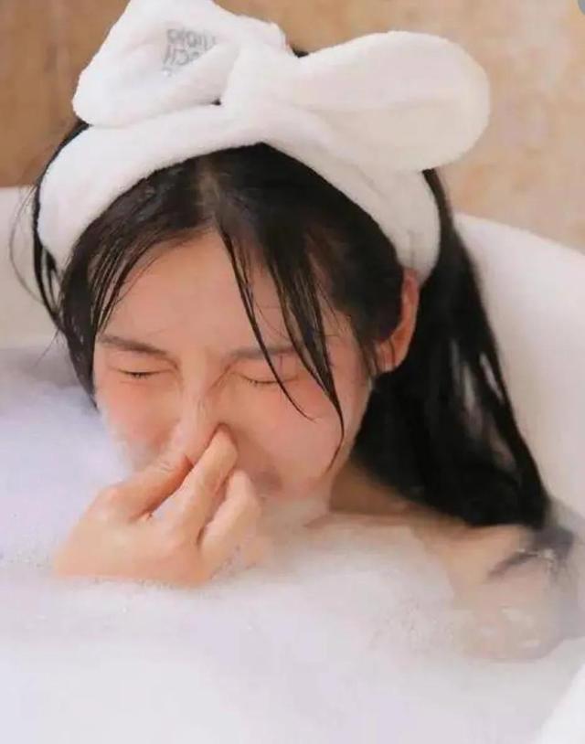 女子被男子偷窥洗澡,筷子猛扎传来惨叫扎瞎眼睛,男子竟要赔一万