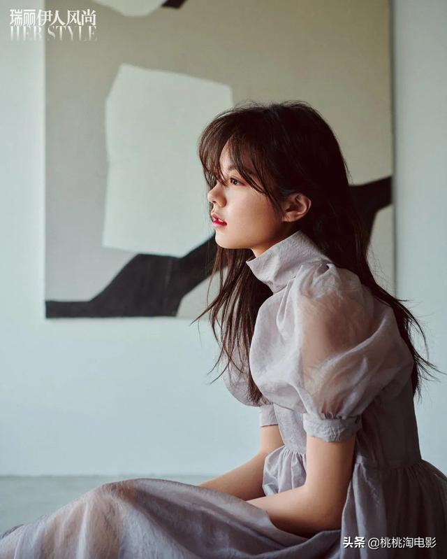 00后小花赵今麦《GQ》黑白风格写真大片，变身摇滚酷女孩