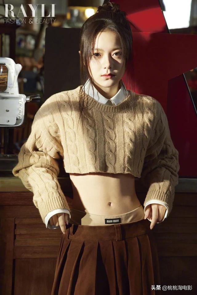 00后小花赵今麦《GQ》黑白风格写真大片，变身摇滚酷女孩