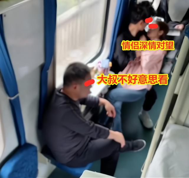 女子火车坐男友腿上,男友情难自禁搂住拥吻,把对面大叔整害臊了