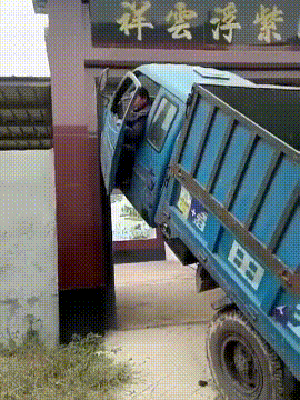 姑娘在大街玩喷水，忽然发现被人看见了，有点不好意思哈哈哈