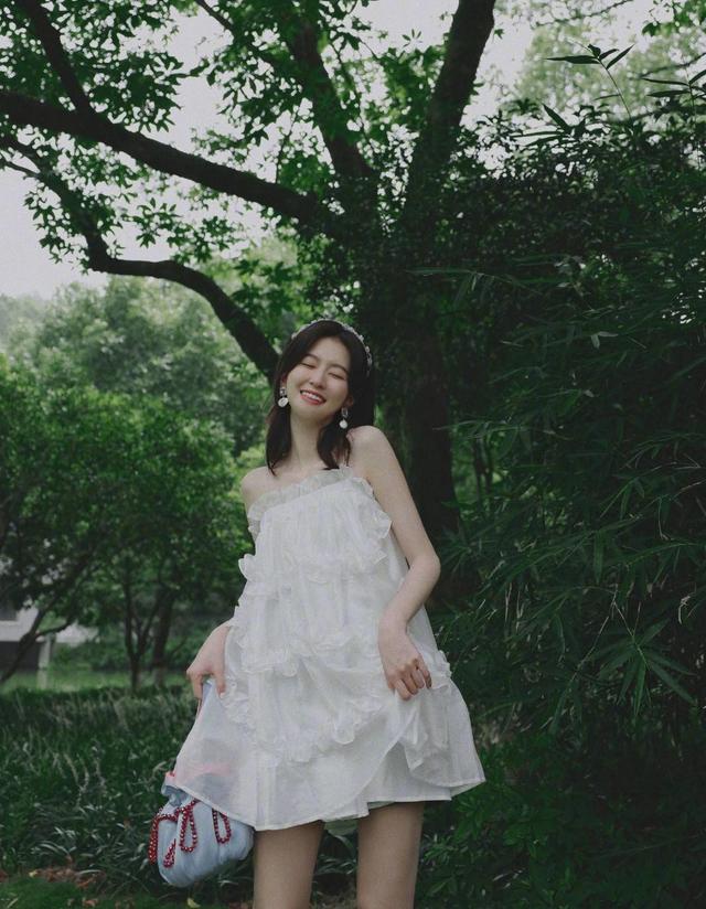 乔欣的身材比例简直逆天,戴眼镜穿吊带似清纯学妹,花式秀小蛮腰