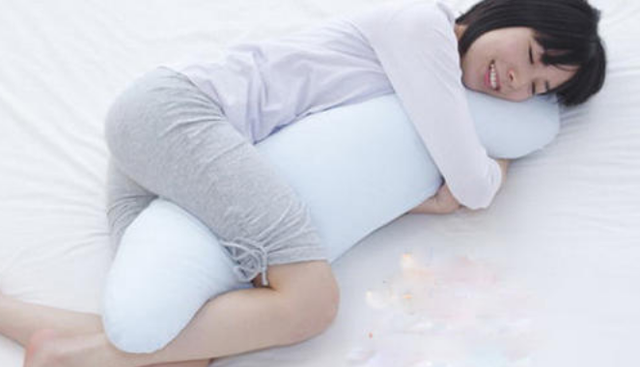 女生喜欢夹腿睡觉，仅仅是觉得舒服？其实没你想的那么简单