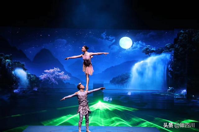 美女踩在男子肩膀和头顶上跳芭蕾,动作惊险唯美看呆路人