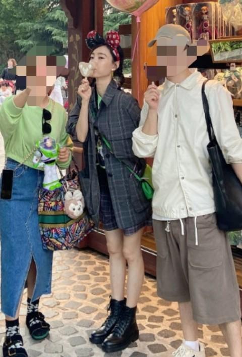 36岁王丽坤逛迪士尼，生图双腿细长白嫩，手部青筋太多健康引担忧